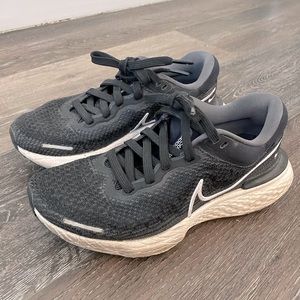 NIKE | WOMENS ZOOMX INVINCIBLE RUN FLYKNIT SNEAKER BLACKWHITE